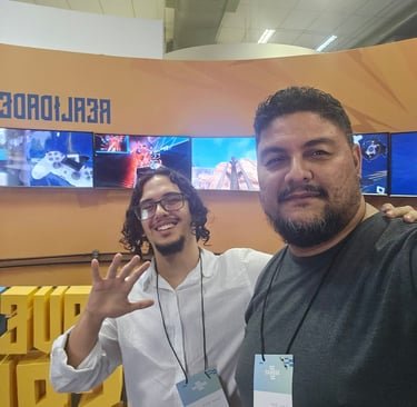 Sala de aula interativa com alunos utilizando computadores para programar