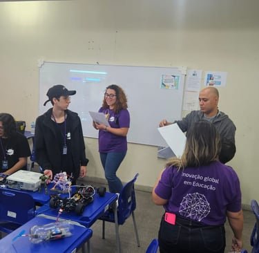 Atividade prática em sala de aula com computadores e tecnologia