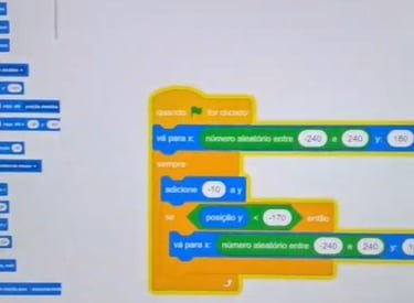 Jogo de submarino coletor de lixo criado por aluno no curso de programação de jogos